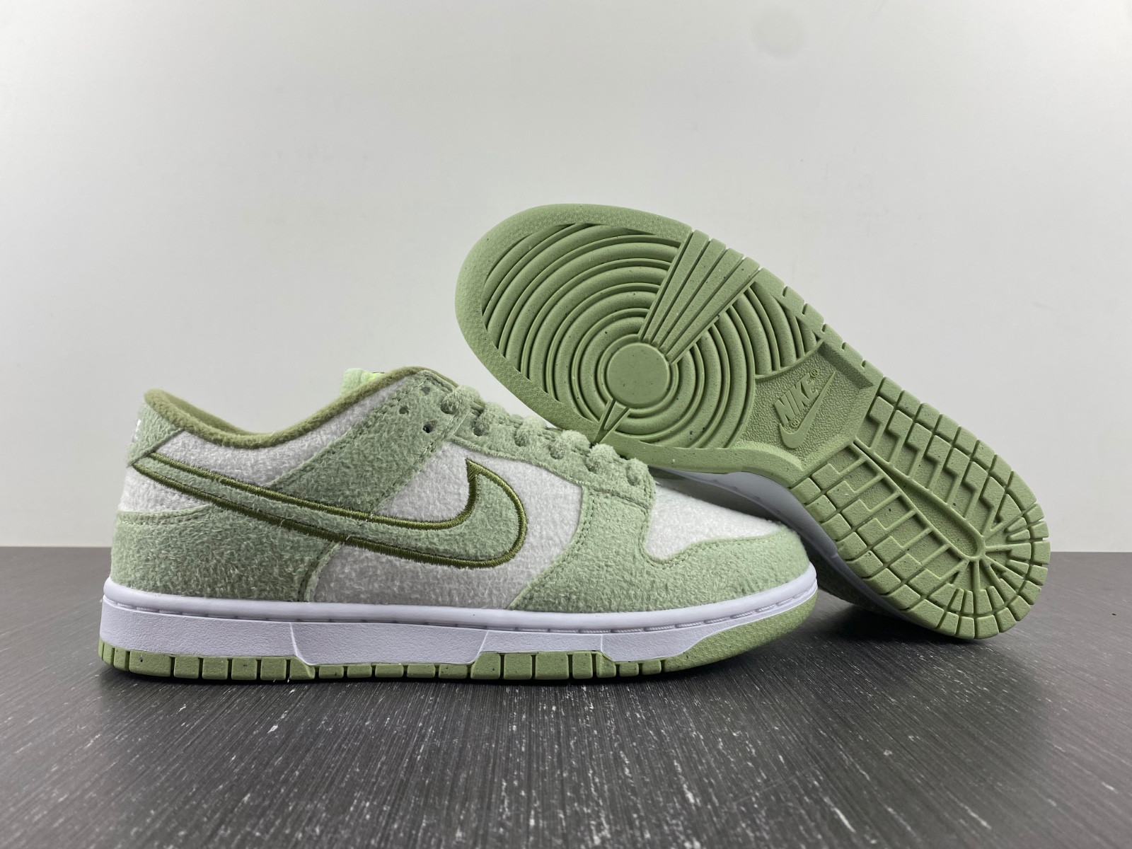 nike dunk low se fleece pack honeydew (w) dq7579-300