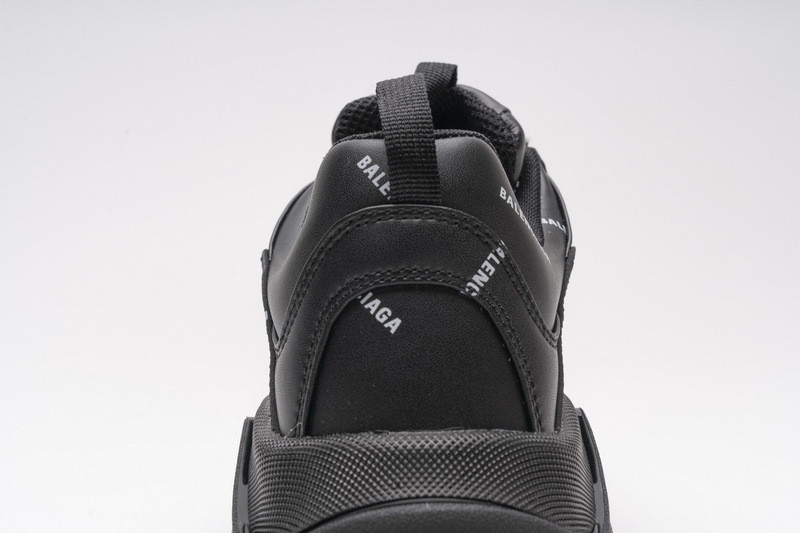 Ba*len*cia*ga triple s