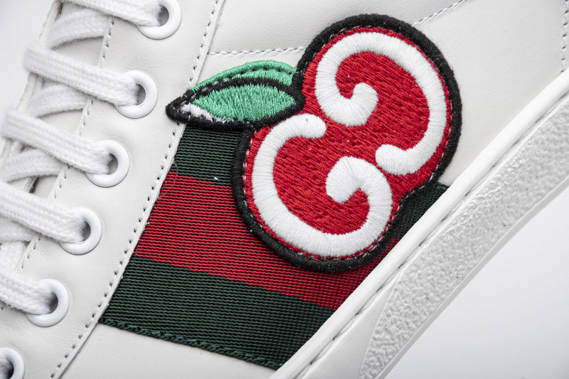 G*u*i low-top sneaker white with apple