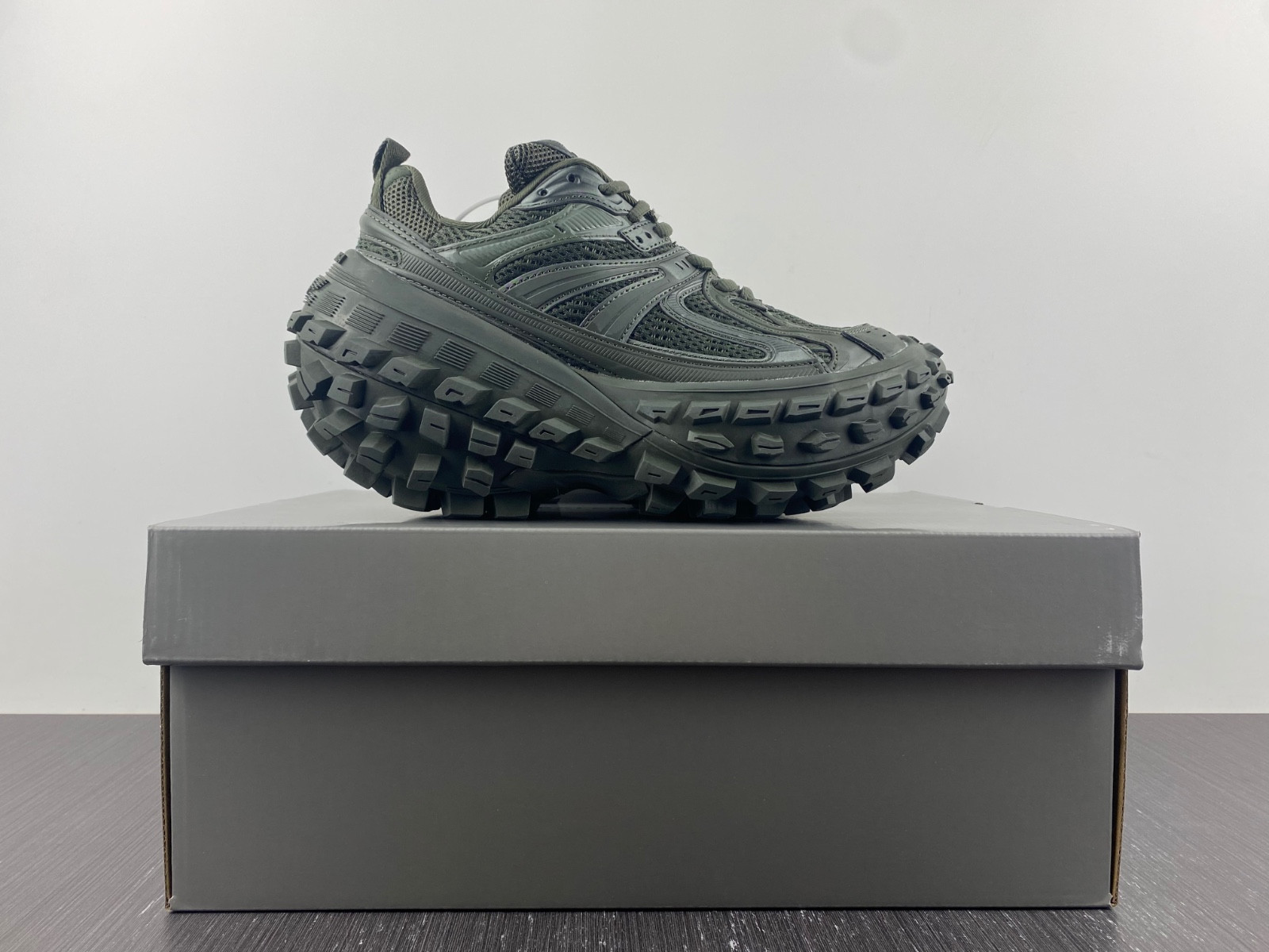 Ba*len*cia*ga defender sneaker