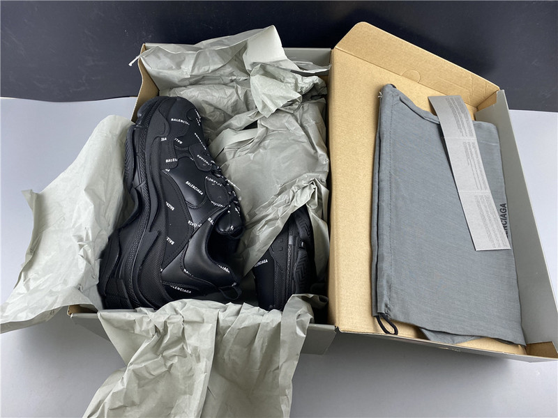 Ba*len*cia*ga triple s