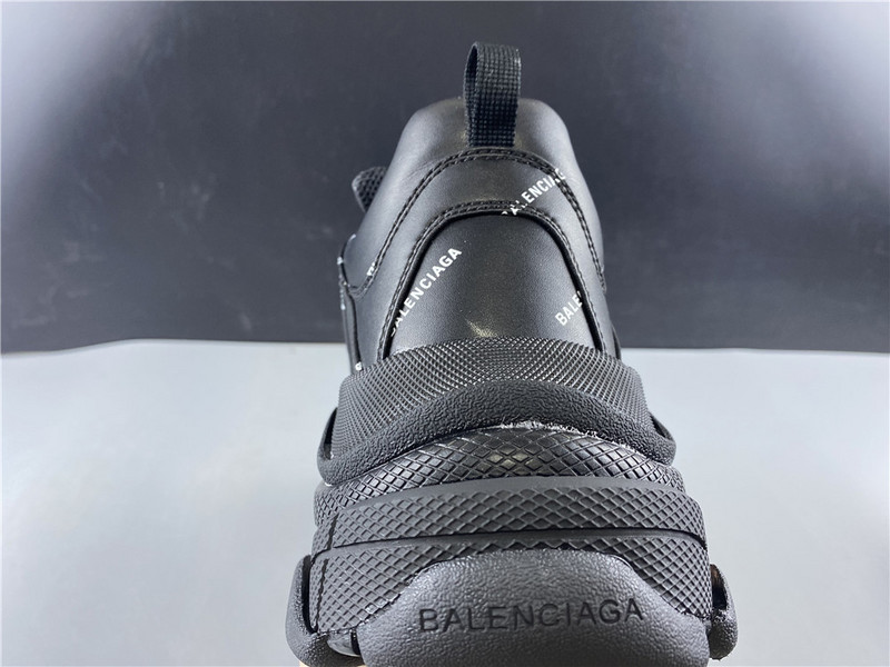 Ba*len*cia*ga triple s