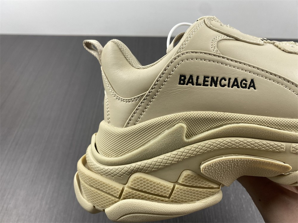 Ba*len*cia*ga triple s