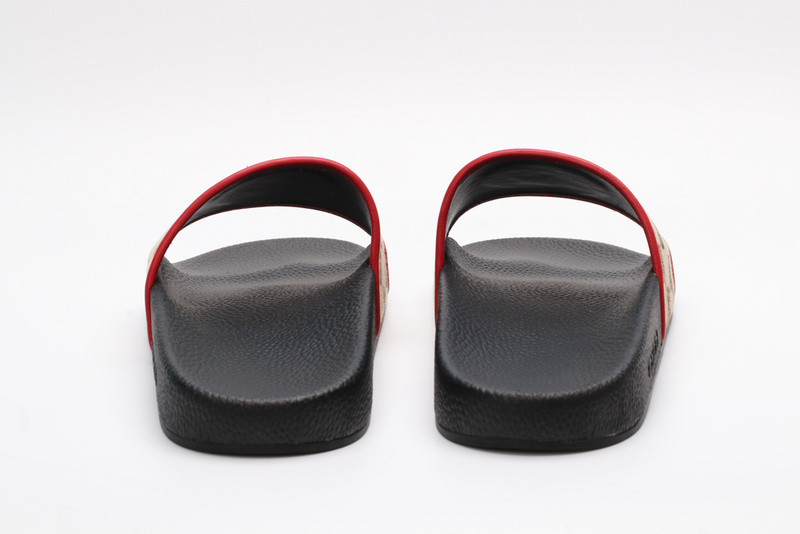 G*u*i slides all black with dog