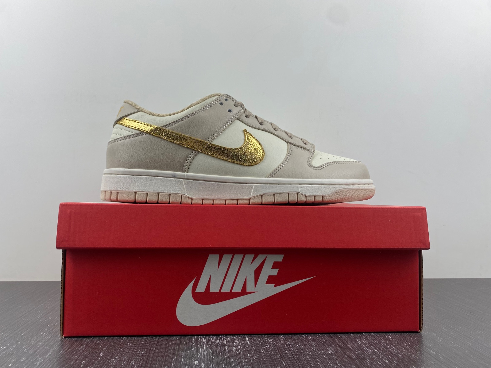 nike dunk low phanT0m metallic gold (women
