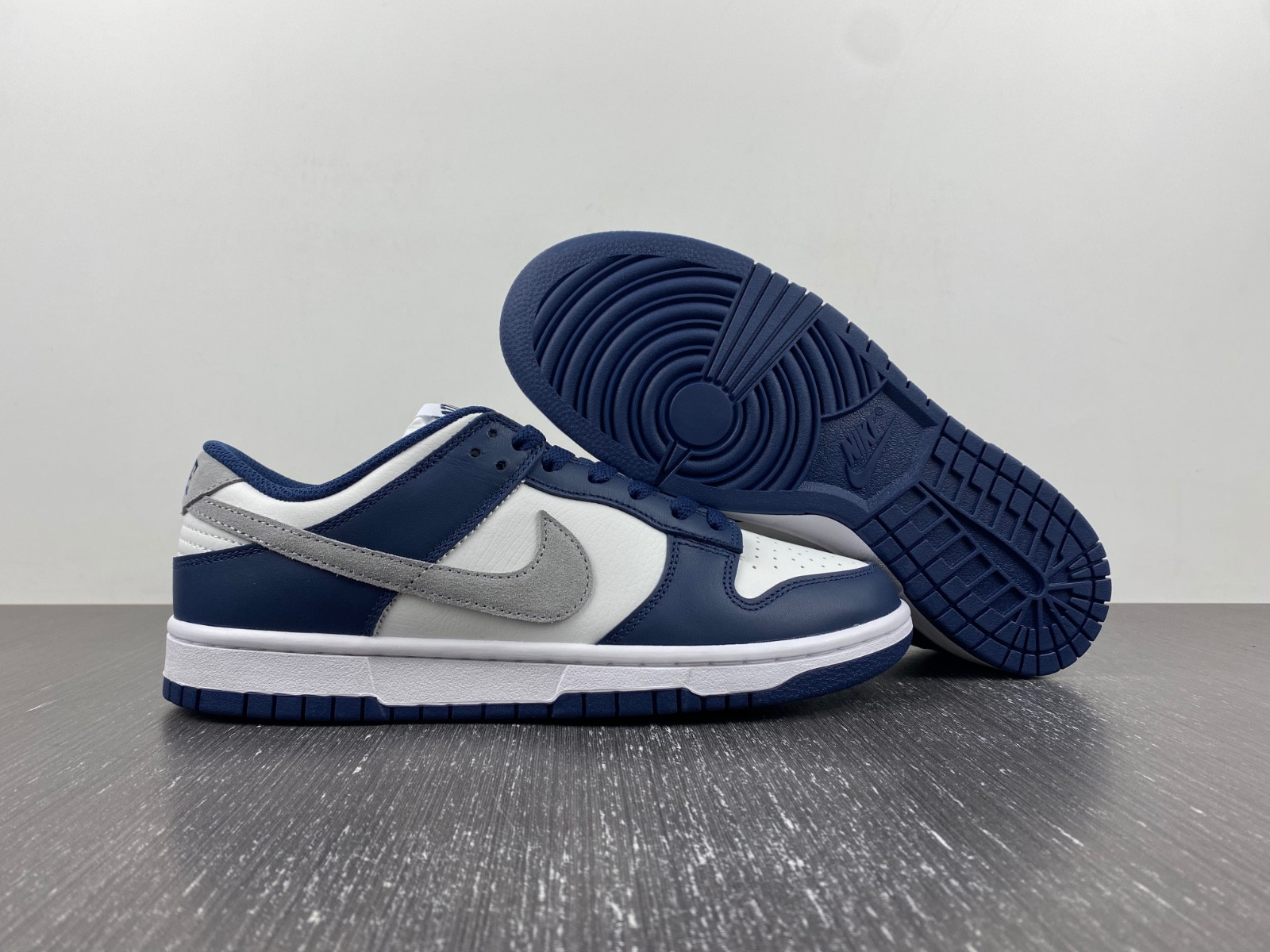 nike dunk low midnight navy fd9749-400