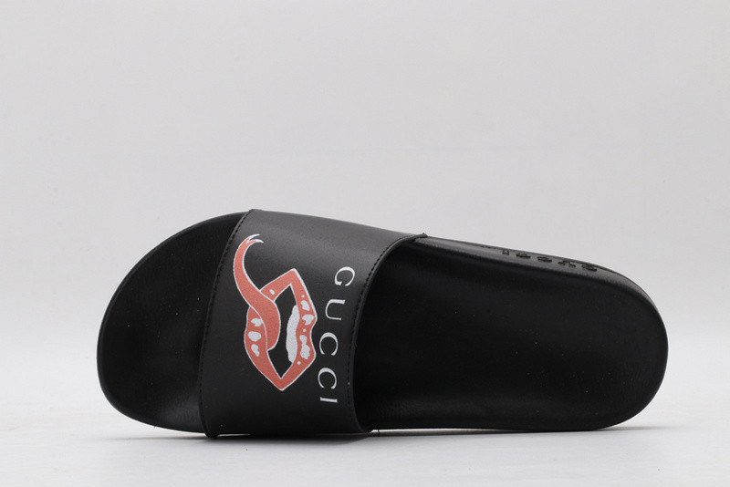 G*u*i slides all black with lip