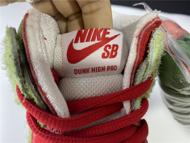 nike sb dunk low “strawberry cough cw7093-601