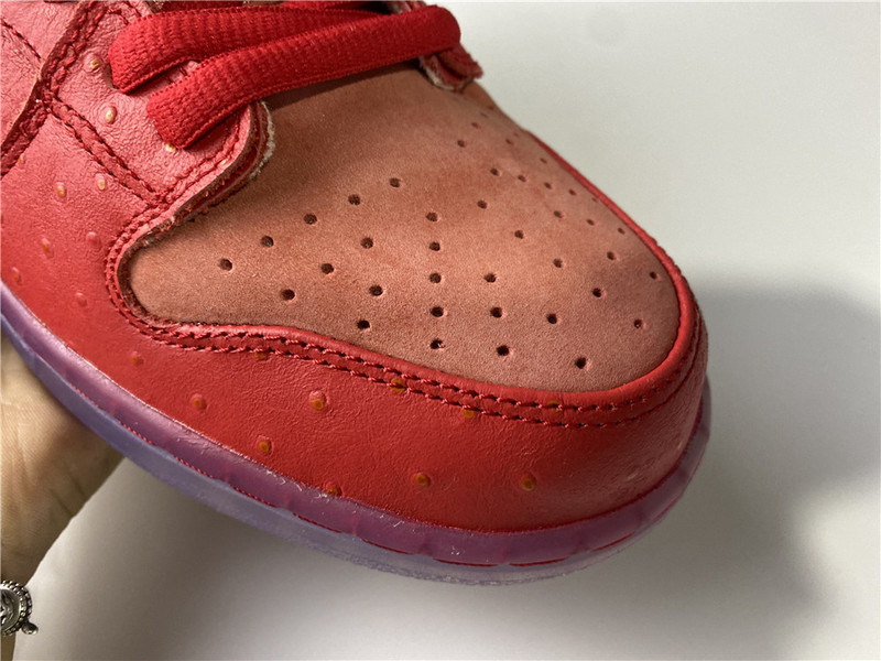 nike sb dunk low “strawberry cough cw7093-601