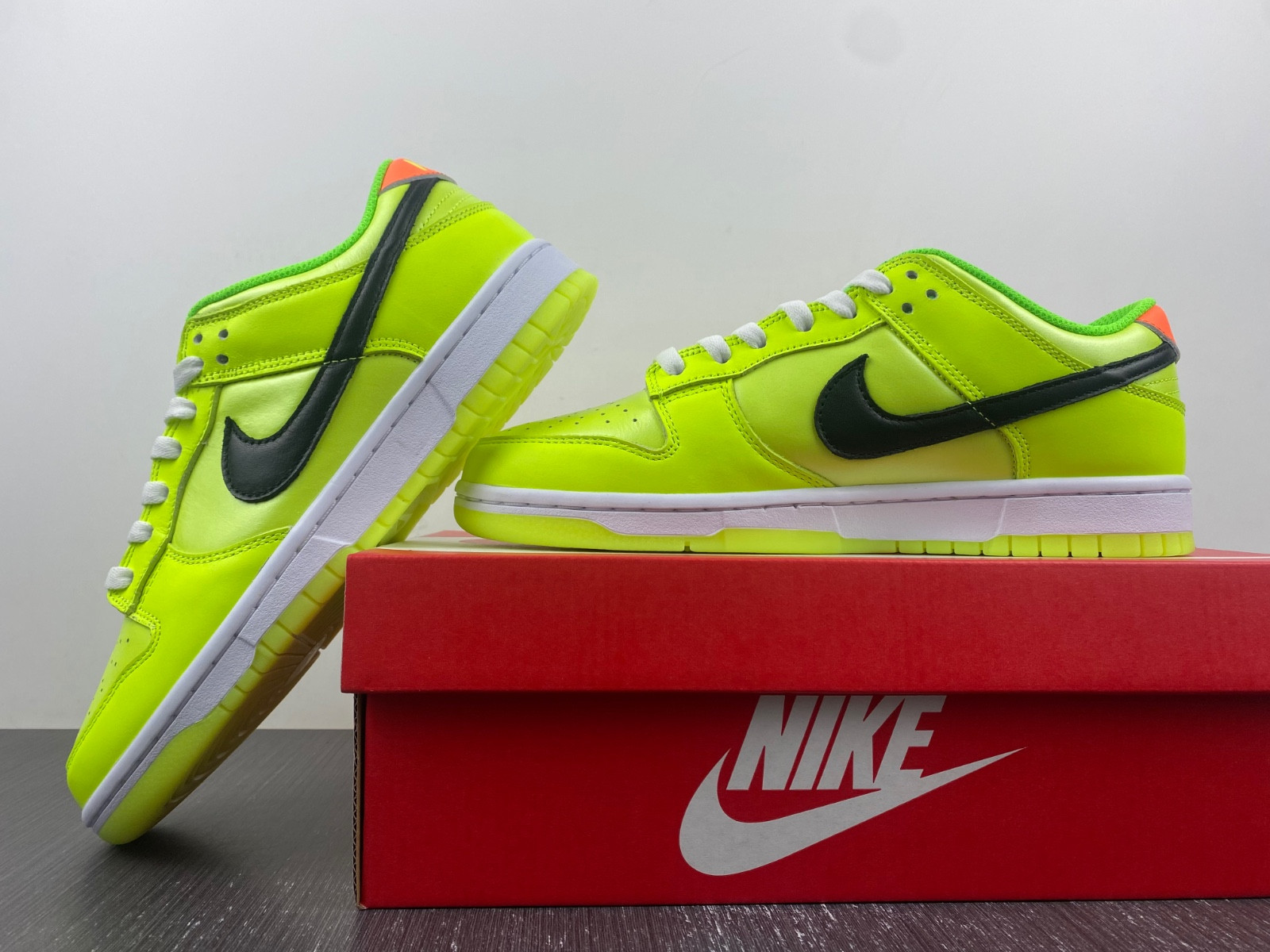 nike dunk low glow in the dark fj4610-702