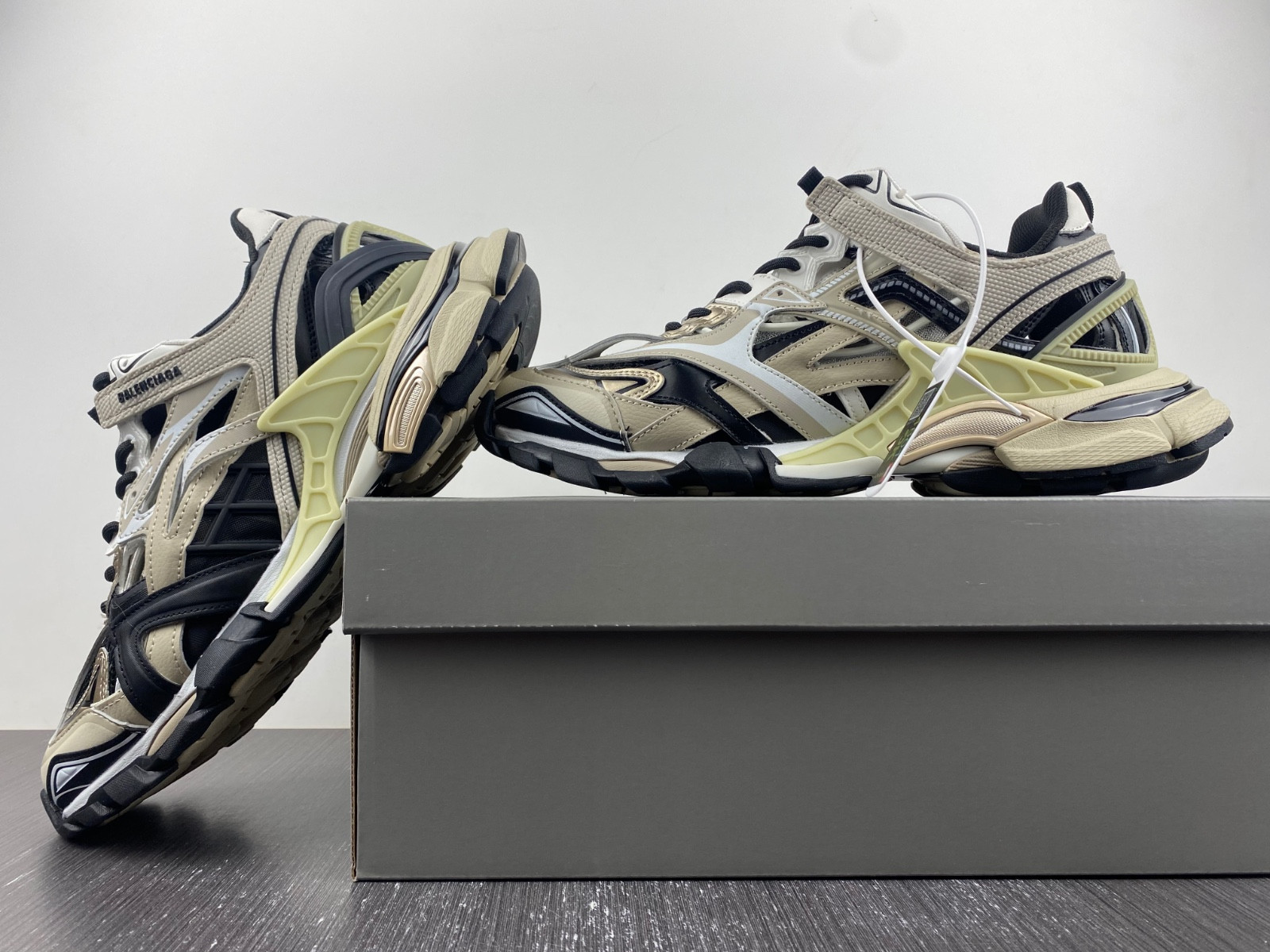 Ba*len*cia*ga track 4