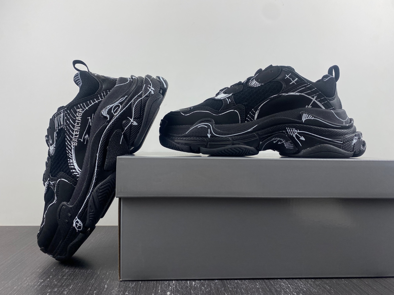 Ba*len*cia*ga triple s sketch black